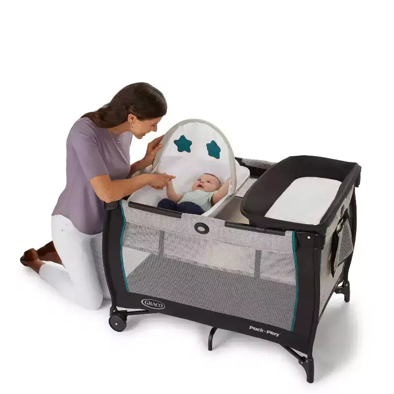 Pack 'n Play Care Suite Playard - Birch: Lettino Portatile Deluxe per Neonati con Culla Pieghevole, Fasciatoio, Ruote Bloccabili