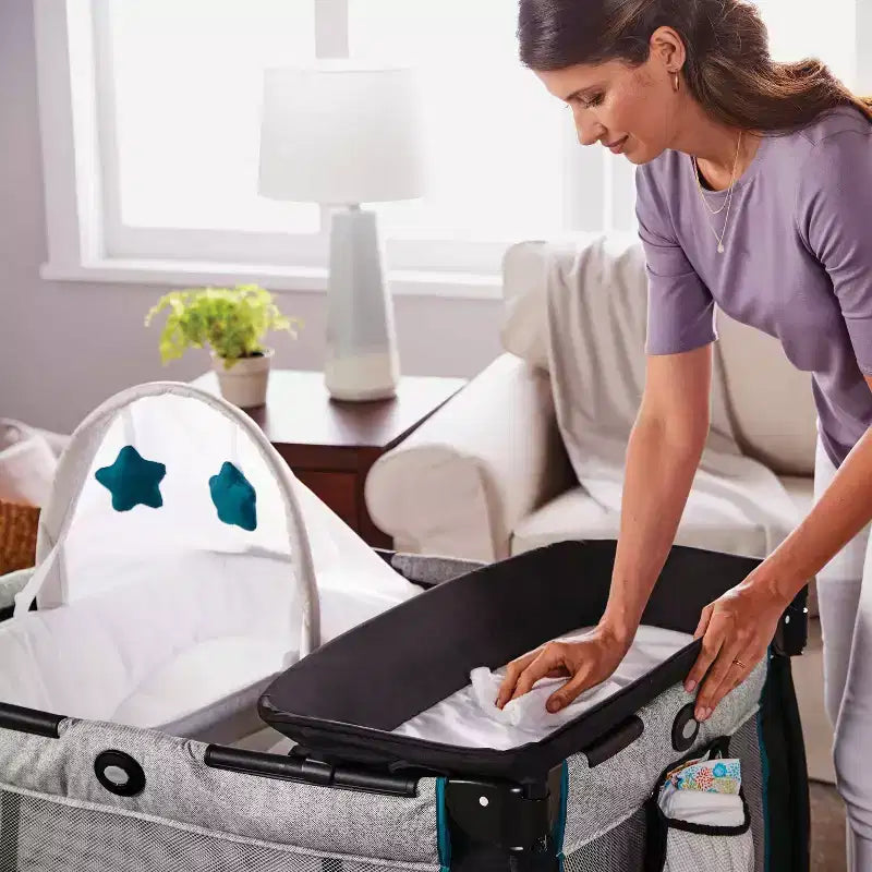 Pack 'n Play Care Suite Playard - Birch: Lettino Portatile Deluxe per Neonati con Culla Pieghevole, Fasciatoio, Ruote Bloccabili