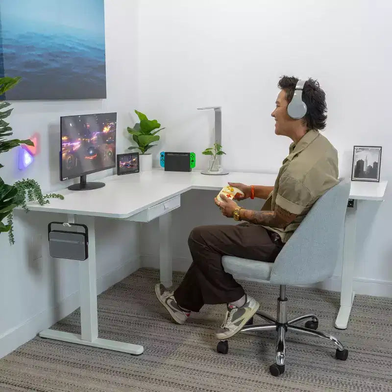Ampia scrivania angolare elettrica ad altezza regolabile, scrivania automatica con regolazione fluida ed ergonomica dell'altezza, struttura in acciaio, bianca